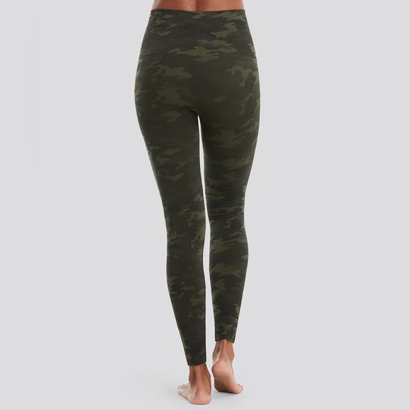 New SPANX Look At Me Now Seamless Legging in Green Camo - Picture 3 of 12